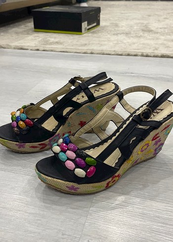 Renkli Boncuklu Kadın Dolgu Topuklu Sandalet - Görsel 3