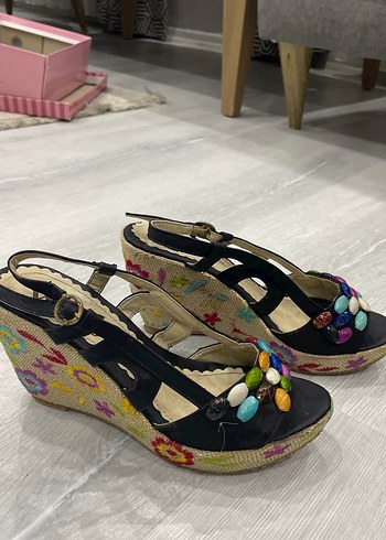 Renkli Boncuklu Kadın Dolgu Topuklu Sandalet - Görsel 2