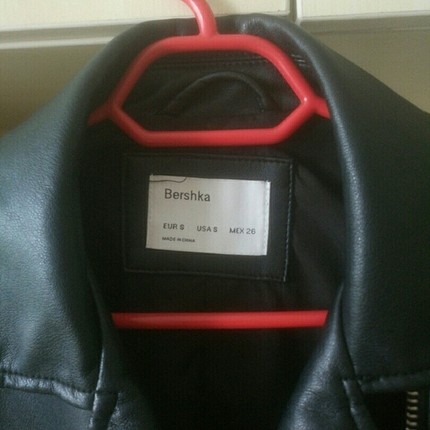 Bershka Geçen sezon aldığım bir ürün. Benzer ceketim olduğu için satıyor