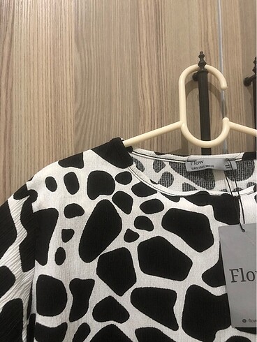 Flower Altlı üstlü takım etiketi üstünde