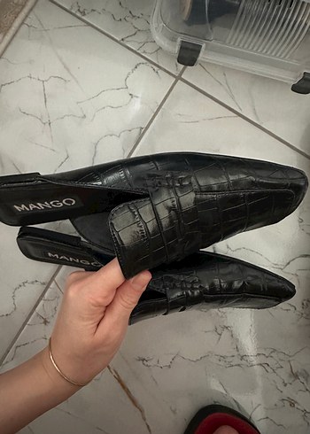 36 Beden siyah Renk Mango Siyah Kroko Desenli Tokalı Kadın Terlik