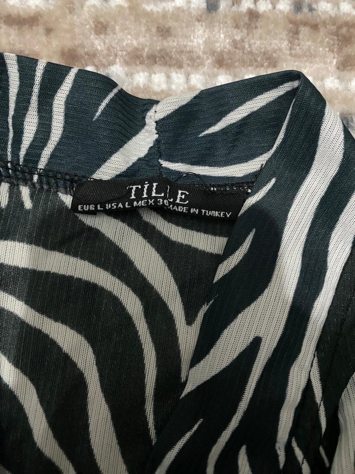 Uzun Kollu Zebra Desenli Kadın Bluz - Görsel 3