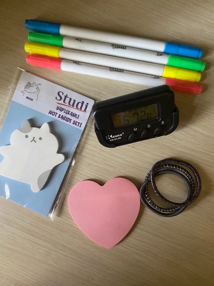 Kronometre ve Renkli Okul Aktivite Malzemeleri - Görsel 2