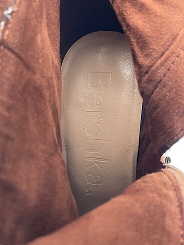 37 Beden kahverengi Renk Bershka Bot %70 İndirimli.