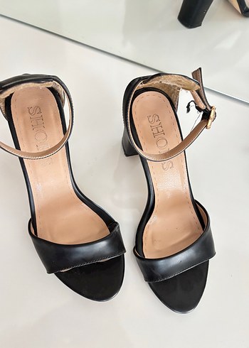 Zara Siyah Parlak Tokalı Topuklu Kadın Ayakkabı