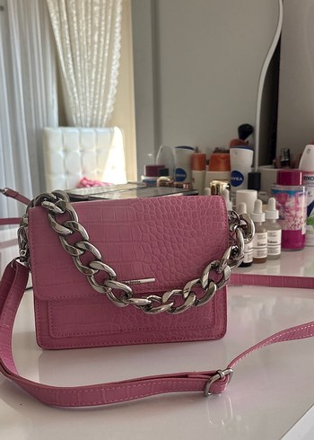 Pembe Zincir Detaylı Yılan Desenli Deri Çanta