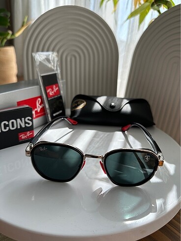 Rayban ferrari