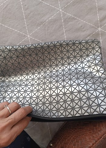 Gri Minimalist Baskılı Fermuarlı Kadın Portföy Çanta - Görsel 3