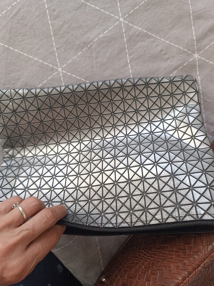 Gri Minimalist Baskılı Fermuarlı Kadın Portföy Çanta - Görsel 3