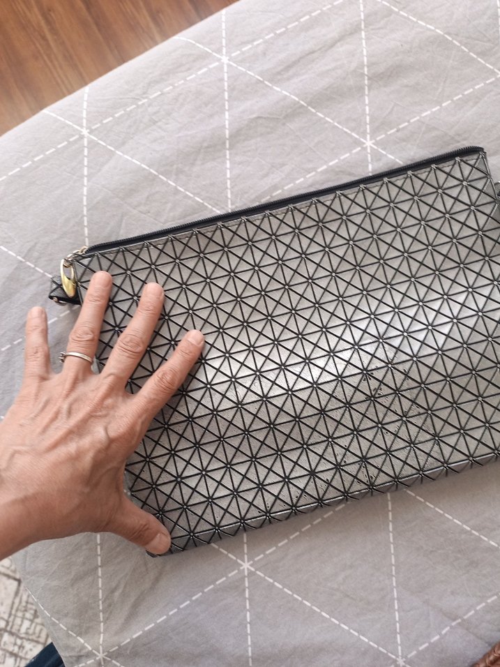 Gri Minimalist Baskılı Fermuarlı Kadın Portföy Çanta - Görsel 2