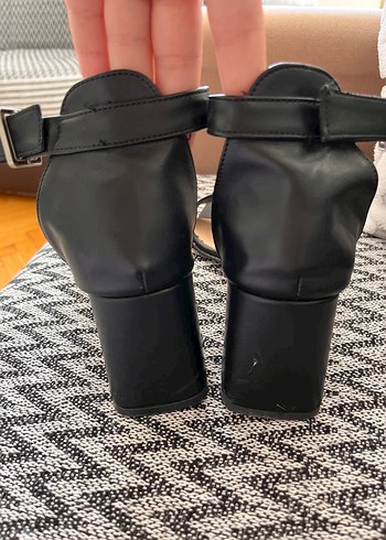 39 Beden Siyah Tokalı Topuklu