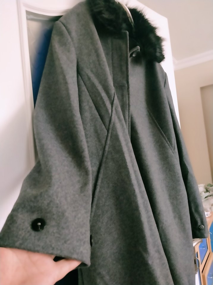 Siyah kürklü yakalı gri. kaşe kaban - Görsel 3