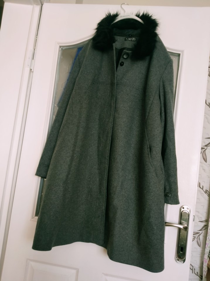 Siyah kürklü yakalı gri. kaşe kaban - Görsel 2