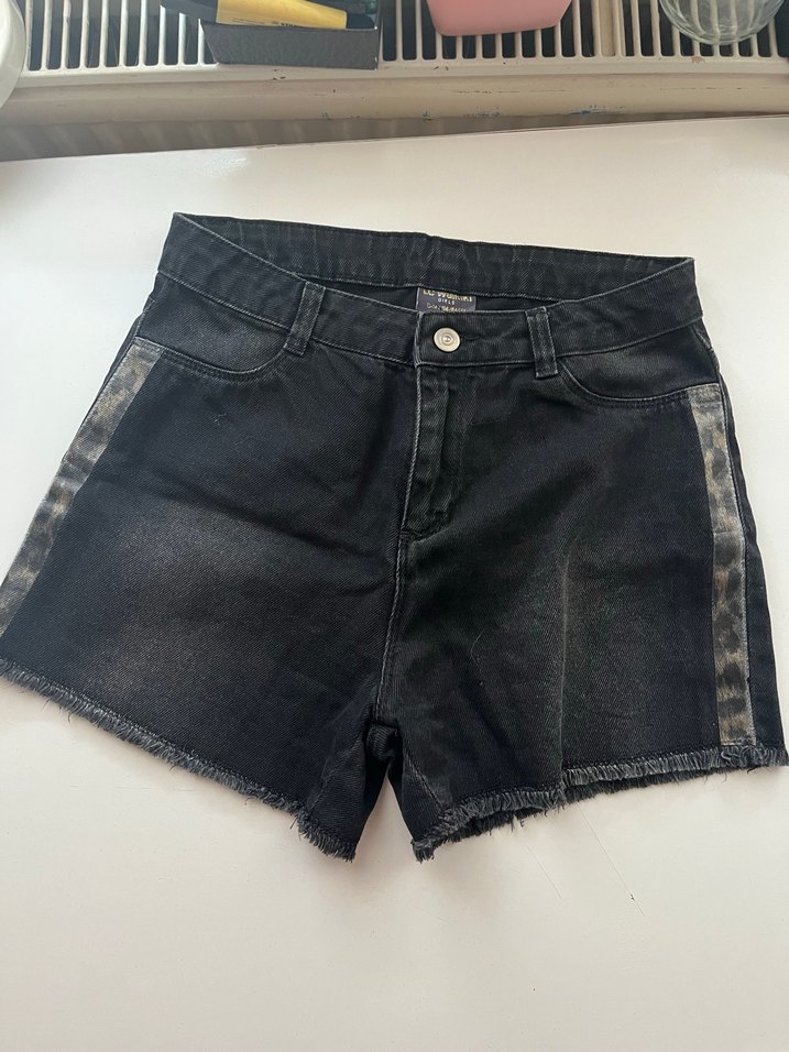 Siyah Batik Desenli Kemerli Midi Kot Şort - Görsel 2