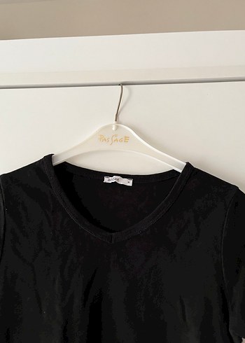 Siyah V Yaka Kısa Kollu Kadın Tişört - Görsel 2