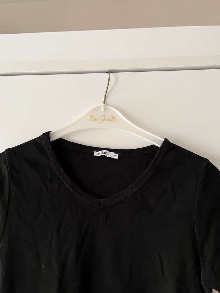 Siyah V Yaka Kısa Kollu Kadın Tişört - Görsel 2