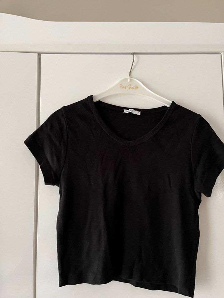 Siyah V Yaka Kısa Kollu Kadın Tişört - Görsel 3