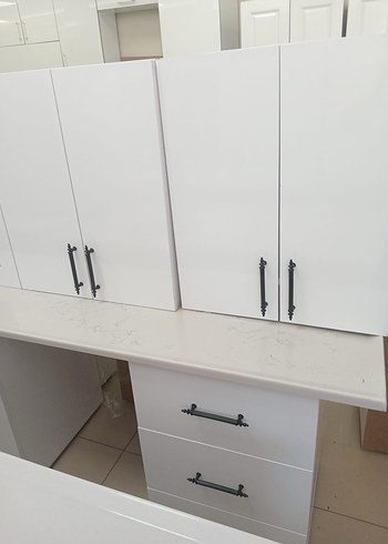 Çiçek Bej ve Gri Mutfak Tezgahı ve Dolapları