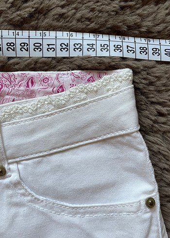 Nakışlı Boncuklu Beyaz Mini Pamuk Kot Şort - Görsel 4