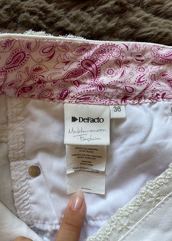 Nakışlı Boncuklu Beyaz Mini Pamuk Kot Şort - Görsel 3