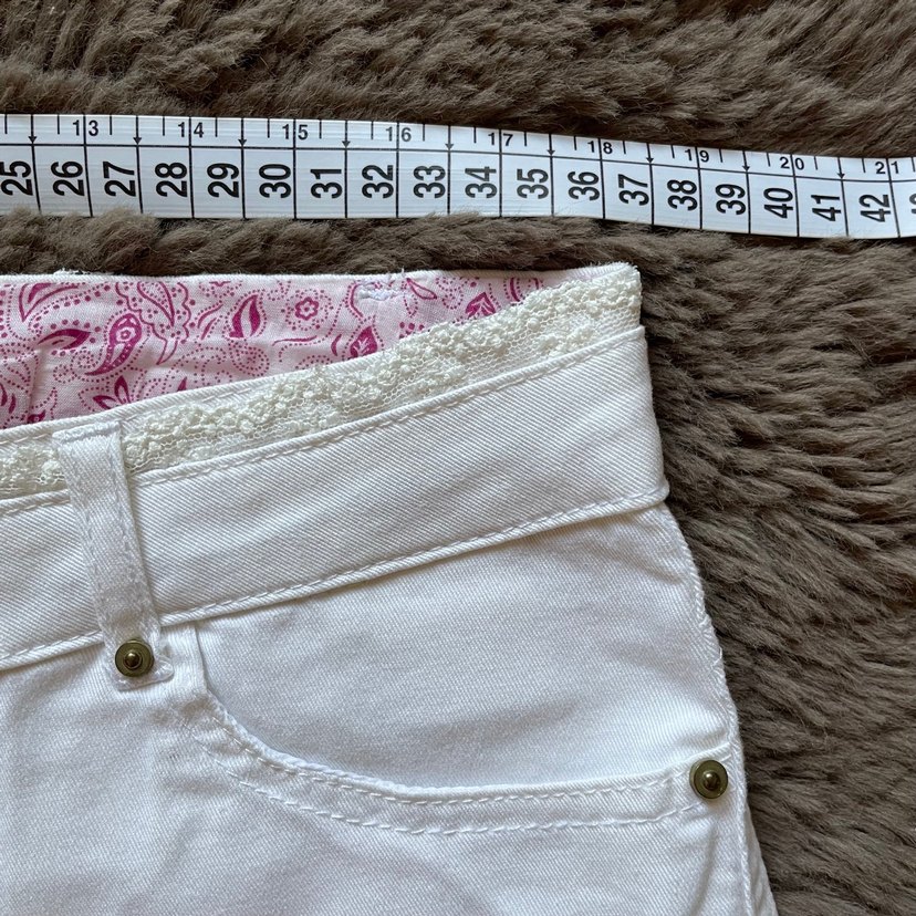 Nakışlı Boncuklu Beyaz Mini Pamuk Kot Şort - Görsel 4