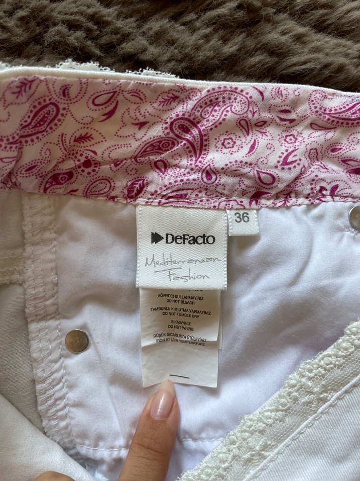 Nakışlı Boncuklu Beyaz Mini Pamuk Kot Şort - Görsel 3