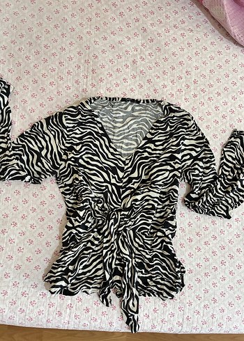 Zebra Desenli V Yakalı Fırfırlı Kadın Bluz