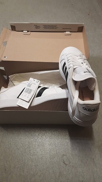 42 Beden beyaz Renk Adidas ayyakkabi
