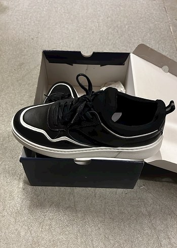 Golden Goose Deluxe Siyah Beyaz Detayli Bagcikli Sneaker