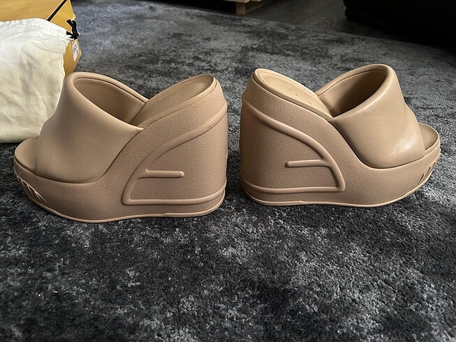 38 Beden Fendi Terlik
