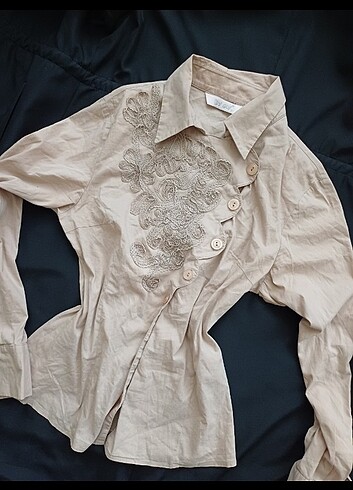 Göğüste çiçek detaylı bej vintage gömlek