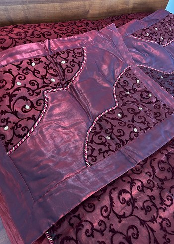 Bordo İşlemeli Parlak Saten Etiketi Üzerinde Yatak Örtüsü - Görsel 3