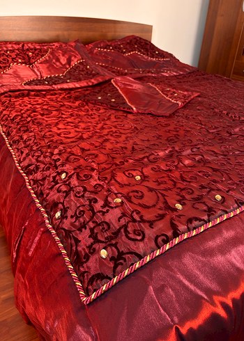 Bordo İşlemeli Parlak Saten Etiketi Üzerinde Yatak Örtüsü - Görsel 2