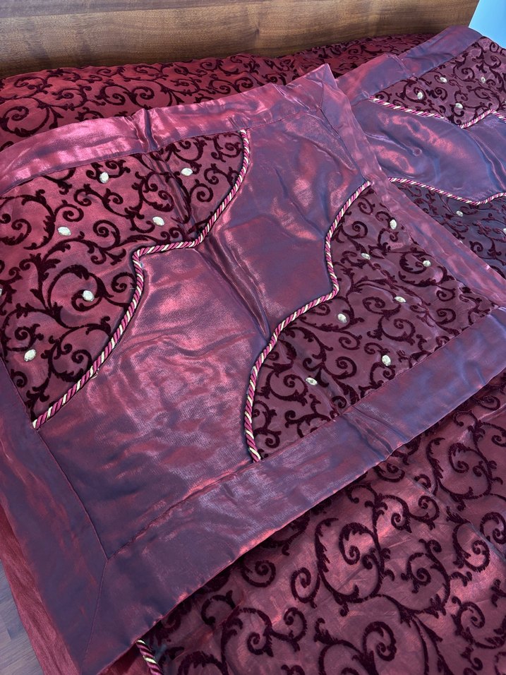 Bordo İşlemeli Parlak Saten Etiketi Üzerinde Yatak Örtüsü - Görsel 3