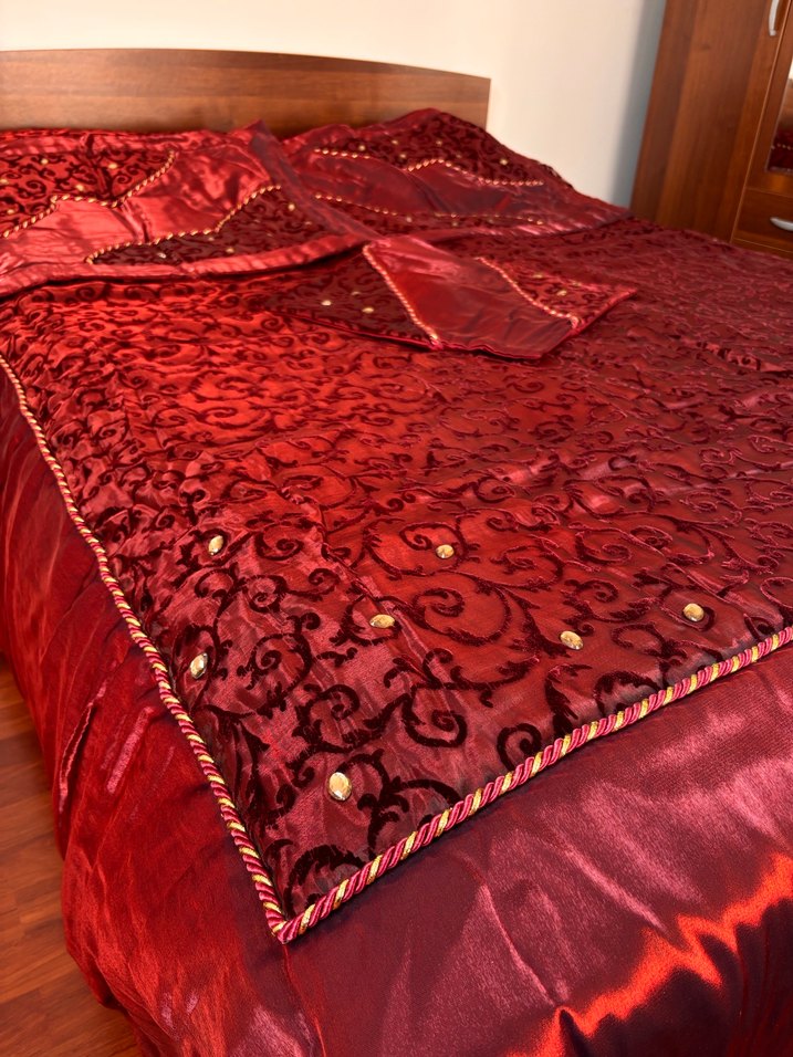 Bordo İşlemeli Parlak Saten Etiketi Üzerinde Yatak Örtüsü - Görsel 2