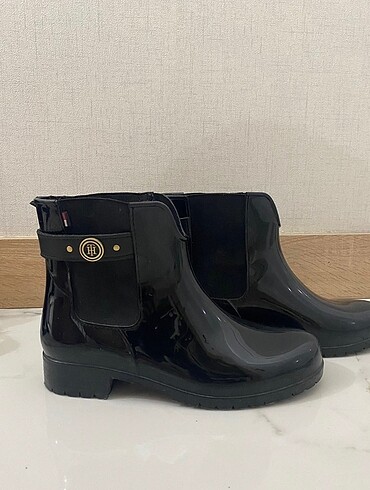 Tommy Hilfiger yağmurluk çizme