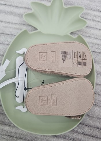 Kız Çocuk Altın Renkli Kadife Nakışlı Babet - Görsel 3