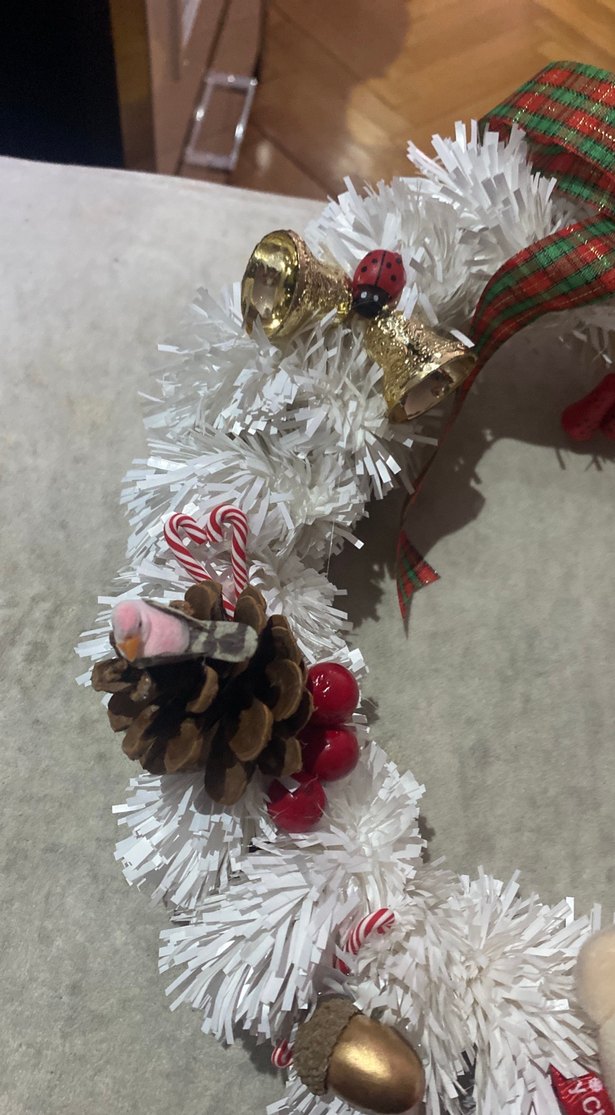 El yapımı Renkli Süslemeli Beyaz Yılbaşı Çelengi - Görsel 2