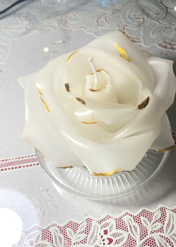 El Yapımı Altın Detaylı Beyaz Gül Şekilli Mum - Görsel 3