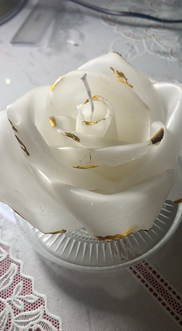 El Yapımı Altın Detaylı Beyaz Gül Şekilli Mum - Görsel 4