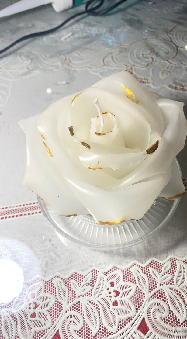 El Yapımı Altın Detaylı Beyaz Gül Şekilli Mum - Görsel 3