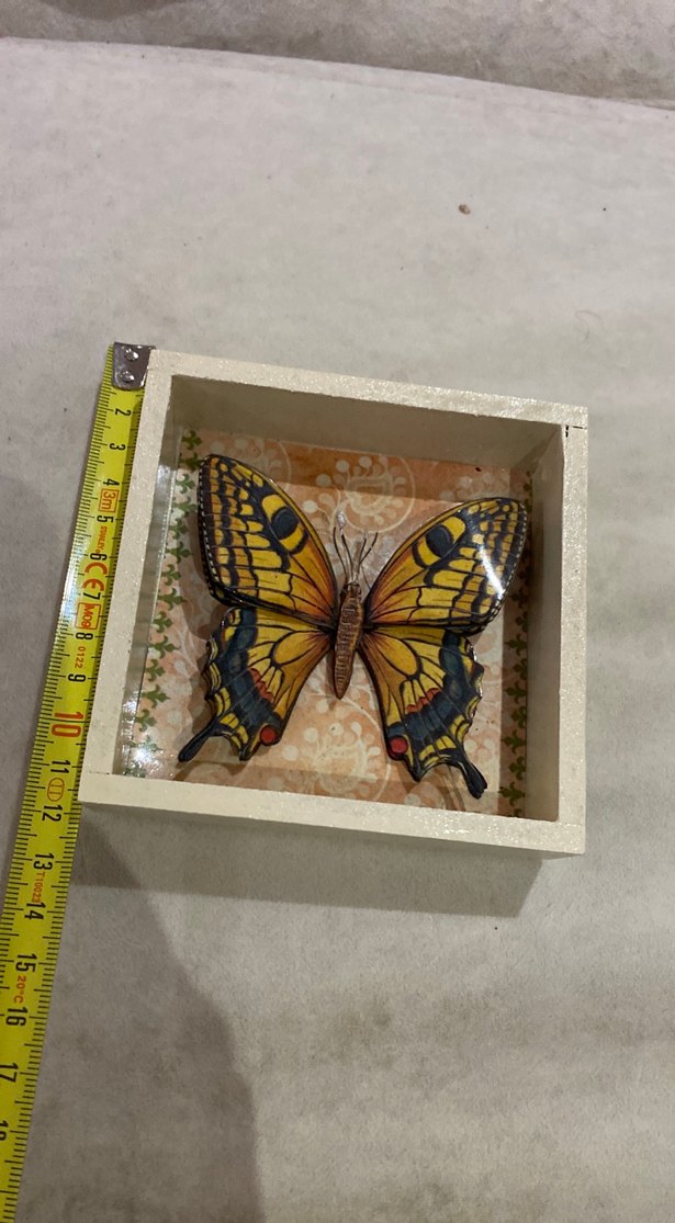 Sarı Kelebek Desenli Çerçeve - Görsel 4