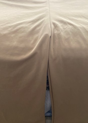 diğer Beden ten rengi Renk Bej Parlak kumaştan salaş pant. Marka temsili yüksek bel.