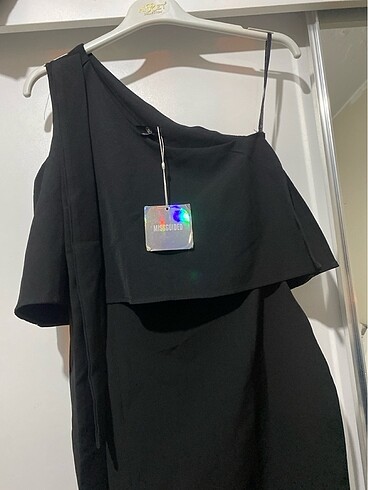 Missguided Etiketli ürün. Çok şık abiye tarzı