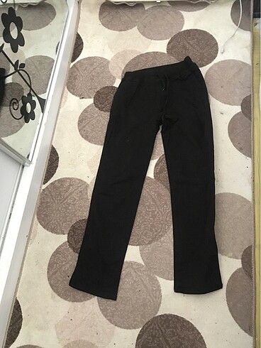Kot beli lastikli sayılı giyildi. Cepli iki yan. Arka 2 cep