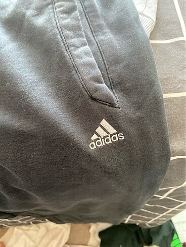 Adidas L beden eşof temiz kullanıldı tk. 100 tl tekde alınır
