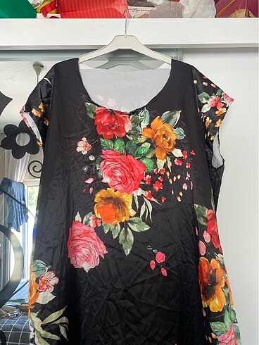 Likralı saten kumaştan. Elbise yenidikim 50 ile 54 arası