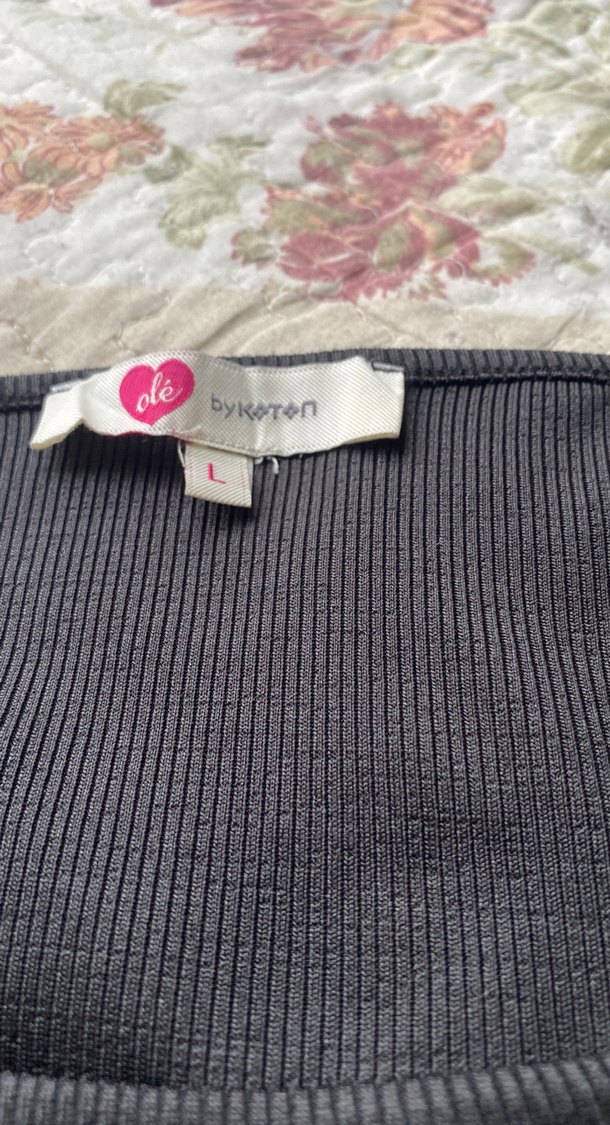 Siyah sıfır.  Ürün. Kadın askılı - Görsel 2