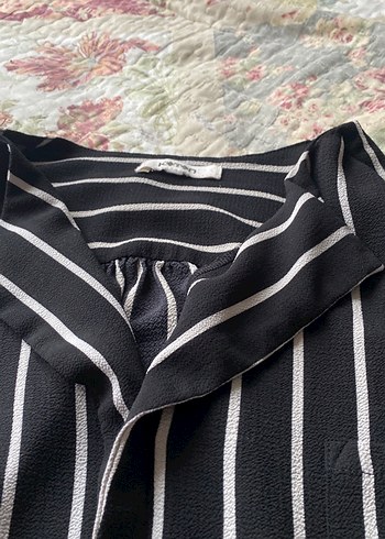 Düğmeli Siyah Beyaz Çizgili Kolsuz Gömlek - Görsel 3