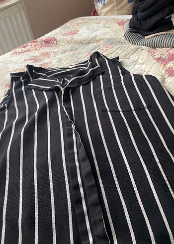 Düğmeli Siyah Beyaz Çizgili Kolsuz Gömlek - Görsel 4